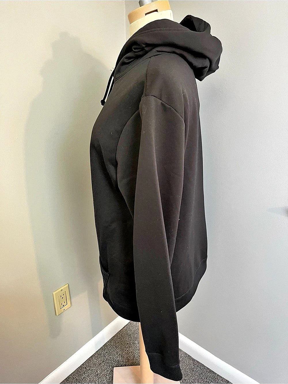 Under Armour Black Hoodie Like New - Picture 3 of 4